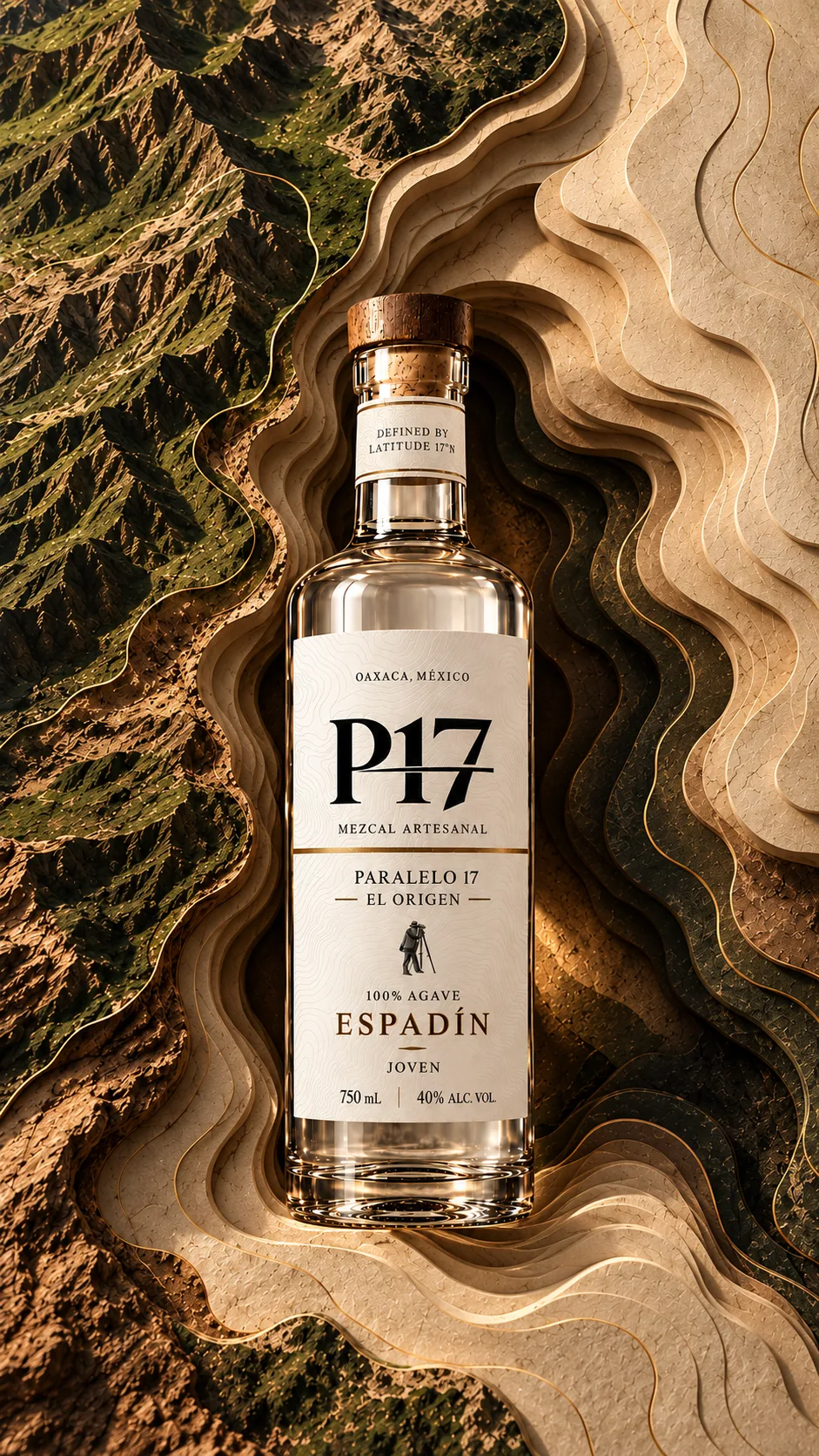 Botella de P17 Espadín sobre un relieve de curvas de nivel y sierra oaxaqueña.